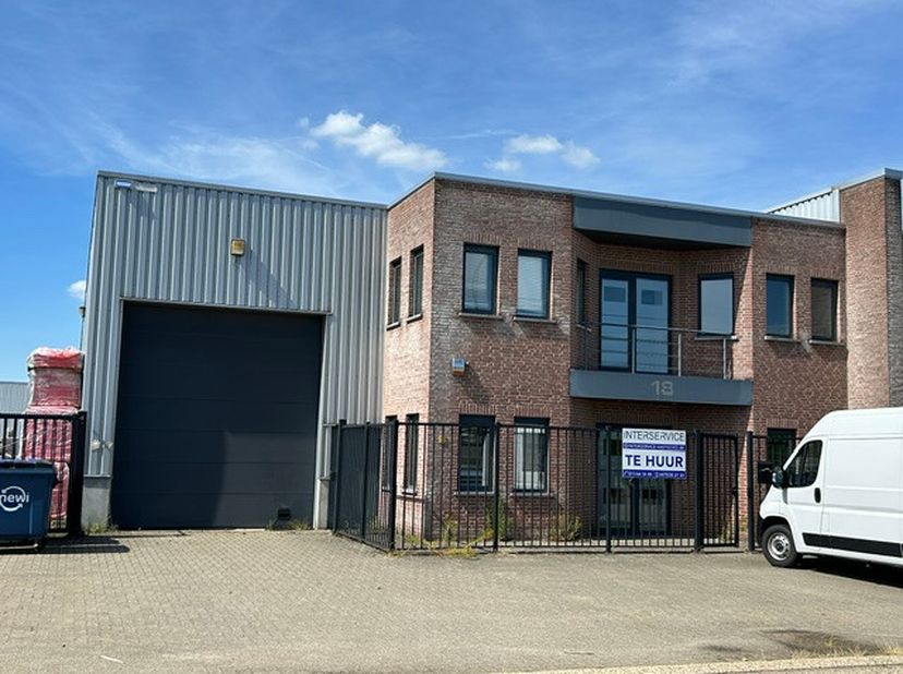 <br />
Dit verzorgde bedrijfspand combineert een ruime bedrijfsruimte met representatieve kantoren en is uitermate geschikt voor ondernemingen actief