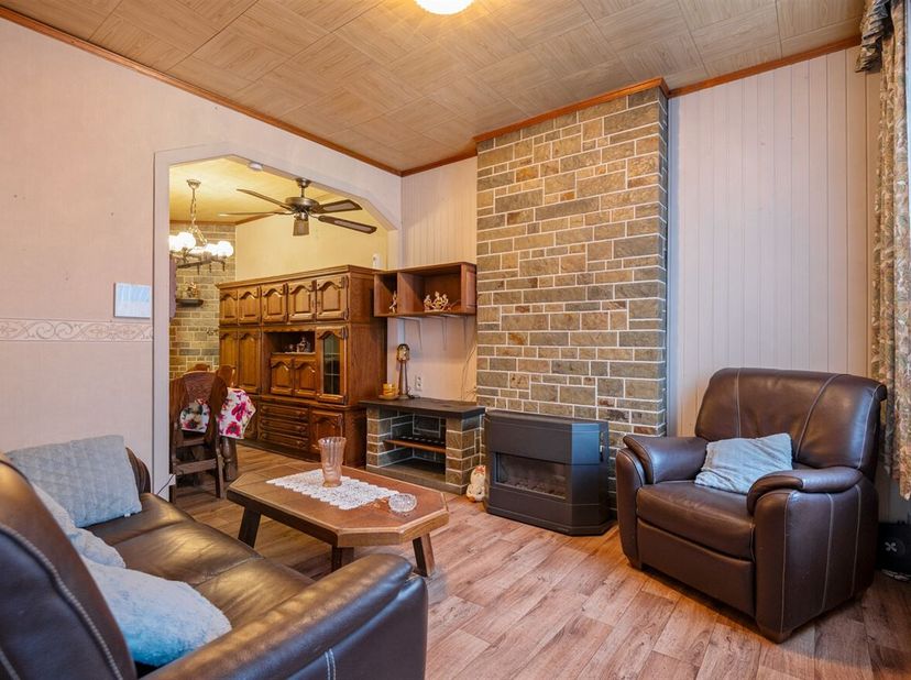 Journée portes ouvertes le samedi 14 mars de 11h à 12h<br />
Charmante petite maison avec possibilité de deux chambres à coucher<br />
 Situation : Dé