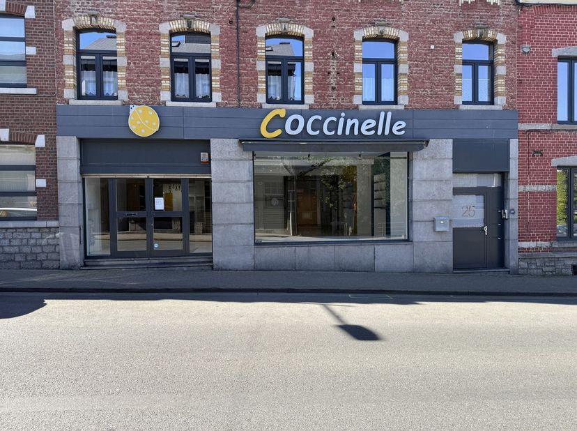 Vaste surface commerciale offrant une bonne visibilité et un grand potentiel dans le centre de Barvaux (Durbuy).<br />
Idéal pour activité commerciale