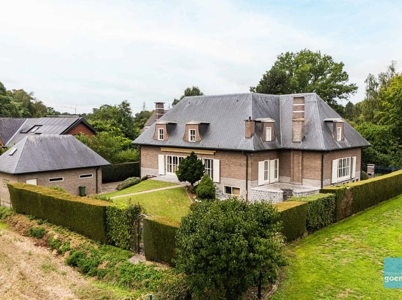 Te koop te Berlare! <br />
Op een mooi perceel van ongeveer 1.000 m² bevindt zich dit ruime en stijlvolle villa dat rust, comfort en functionaliteit m