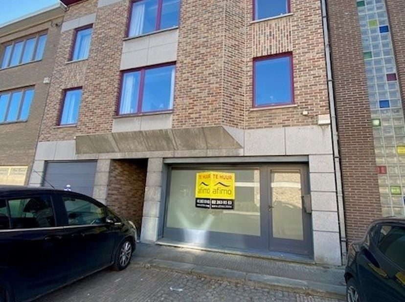 <br />
Bureau de plain-pied de 50 m² (surface nette) avec hall d'entrée/salle d'attente, séjour, cuisine ouverte, salle d'eau et débarras. Vous recher