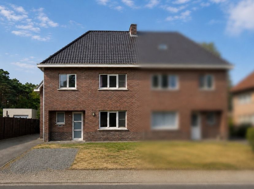 Instapklare halfopen gezinswoning met zonnige tuin in Genk, vlakbij scholen, winkels en openbaar vervoer.Deze verzorgde gezinswoning combineert een pr