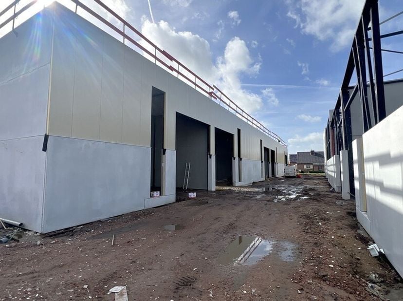 255,3m² nieuwbouw magazijn (met mogelijkheid tot mezzanine)<br />
Ligging: aan N463, op het bedrijventerrein Grote Nest in de Gentse Kanaalzone tussen