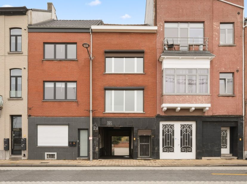 Bel-étagewoning op topligging in het centrum van Tienen, recht tegenover het station en de bushaltes. Dankzij deze centrale ligging geniet u van een u