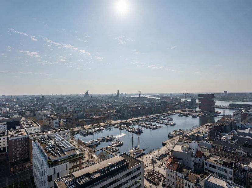 Penthouse exclusif avec vue panoramique à vendre !<br />
Emplacement :<br />
Au 21ème étage de l'emblématique London Tower sur l'Eilandje, avec une vu