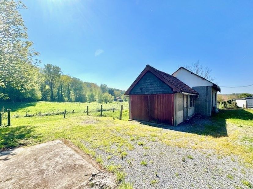 Via une allée privée on retrouve cette maison à rénover avec dépendances sur un beau terrain de 4.984 m²; avec une superficie habitable de 246 m²&amp;nbsp