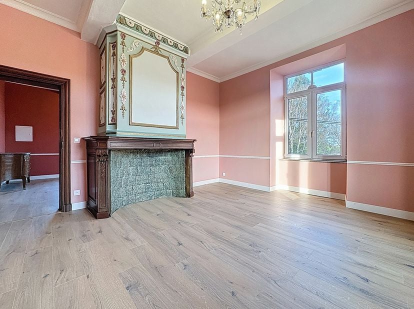 Appartement au premier étage de ±52m²:<br />
-Salon de ±18m²sur parquet avec kitchenette,<br />
-Chambre ±21m² sur parquet,<br />
-Salle de bain de ±6