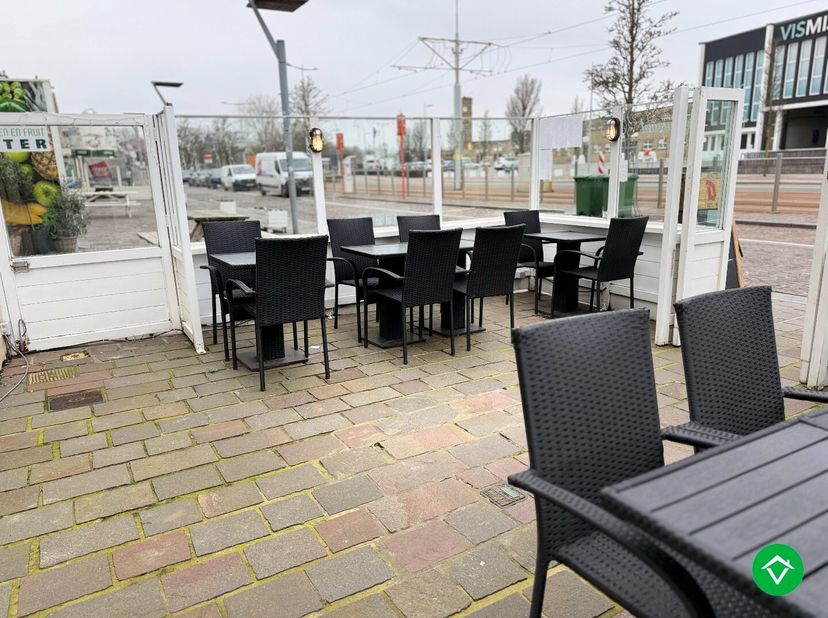 Dit horecapand is gelegen op de Kaai van Nieuwpoort Stad en bestaat uit: buitenterras - overdekt terras - de eigenlijke verbruikerszaal - lange bar -