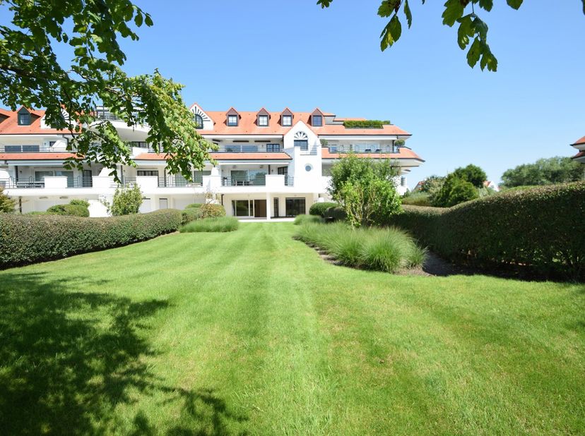 Zonovergoten tuin appartement van 146 m² met groot terras en prachtige tuin gelegen in het exclusieve domein Tennis Gardens op enkele passen van de ze