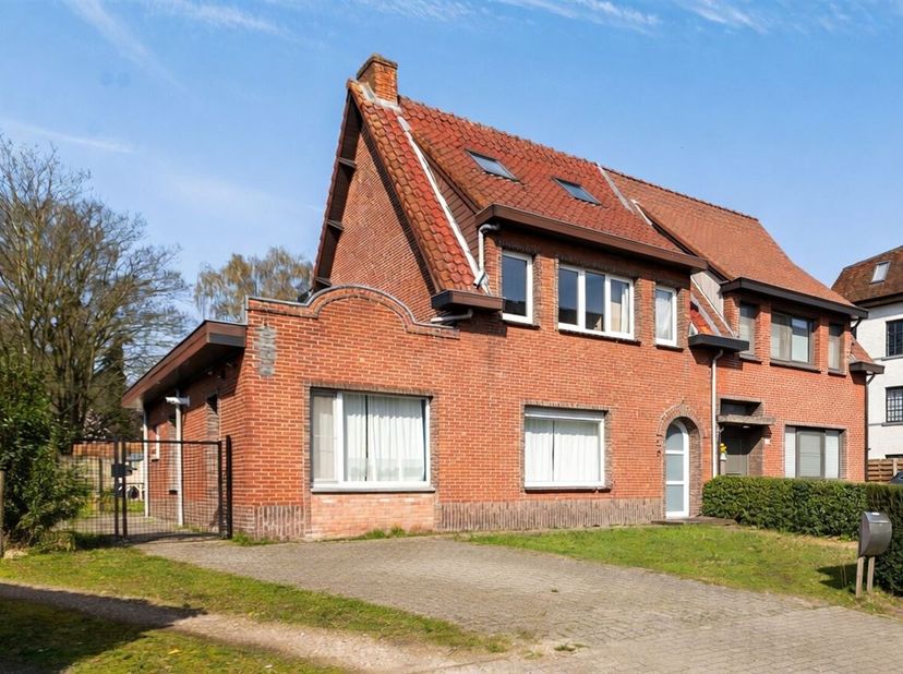Welkom in deze charmante halfopen bebouwing, gelegen in de rustige en tegelijk centrale straat "De Bergen" 52 te Zandhoven. Deze woning combineert een