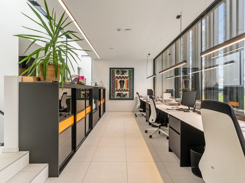 Deze moderne en luxueus afgewerkte building uit 2019, uitstekend gelegen op een zuid-oost georiënteerd perceel van 20a 74ca en grenzend aan natuurgebi