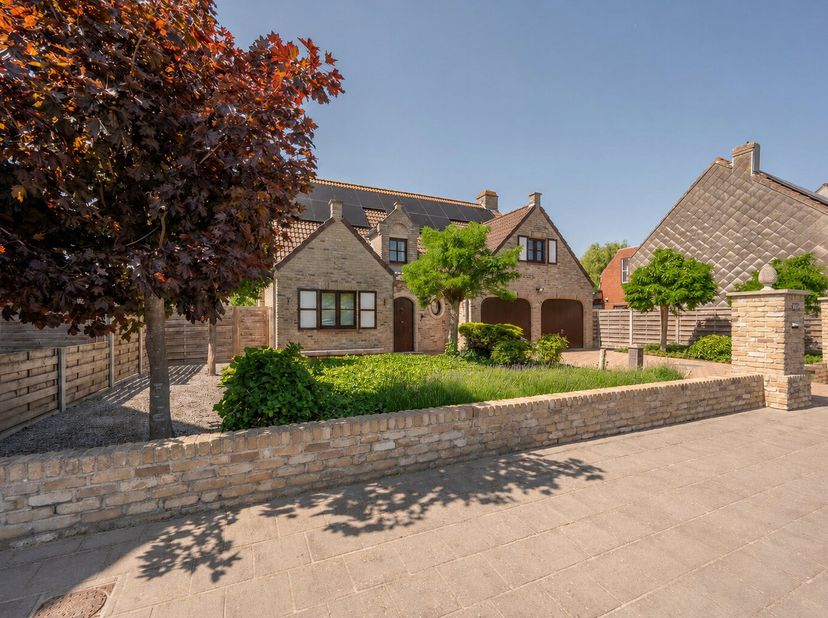 Vous recherchez une propriété exclusive à vendre qui allie parfaitement confort et espace ? Cette charmante villa parfaitement entretenue sur un terra