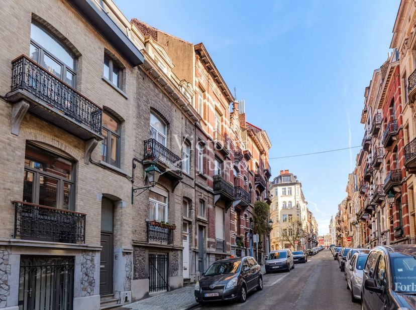 Victoire-Junot a le plaisir de vous présenter cette superbe maison bourgeoise, idéalement située à deux pas de la place Van Meenen et du parc de Fores