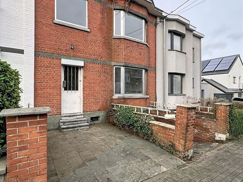 Century 21 immo Dewaele heeft het genoegen u dit huis met 2 voorgevels, tuin en garage voor te stellen, gelegen in een rustige, gewilde wijk van Nivel