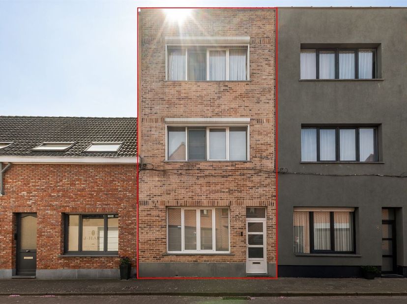 Ligging: Deze ruime woning is rustig doch centraal gelegen in Merksem. Verschillende scholen, winkels, horeca, sportgelegenheden en het openbaar vervo