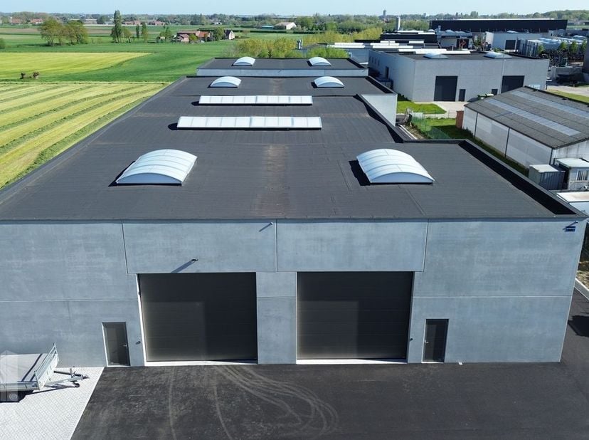 Nieuwbouw KMO-unit van 256 m² en 1 privatieve parkeerplaats te koop in Aartrijke.<br />
&amp;nbsp;<br />
De geïsoleerde&amp;nbsp;casco magazijnruimte&amp;nbsp;(br
