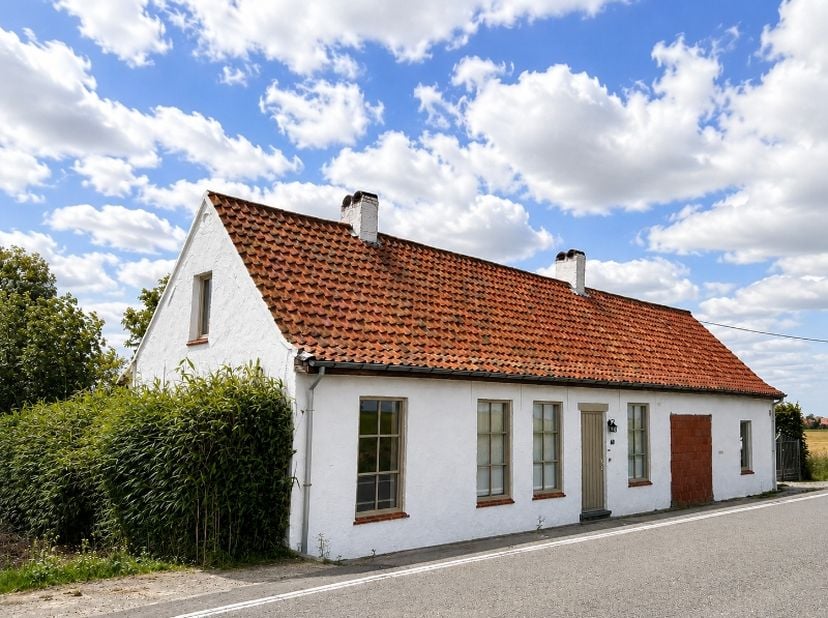 omvattende een gezellige living, volledig ingerichte moderne open keuken, mooie veranda, volledig ingerichte moderne badkamer (op het gelijkvloers), 3