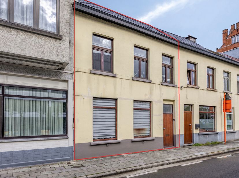 Bent u op zoek naar een interessante investering met onmiddellijk huurrendement? Dan is deze kleinschalige opbrengsteigendom in het hart van Ledeberg