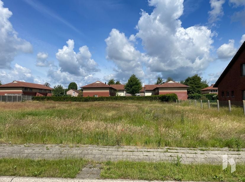 Mooi bouwperceel van 7a72ca gelegen op slechts enkele minuten van het centrum van Overpelt. Dit perceel is geschikt voor het bouwen van een ééngezinsw