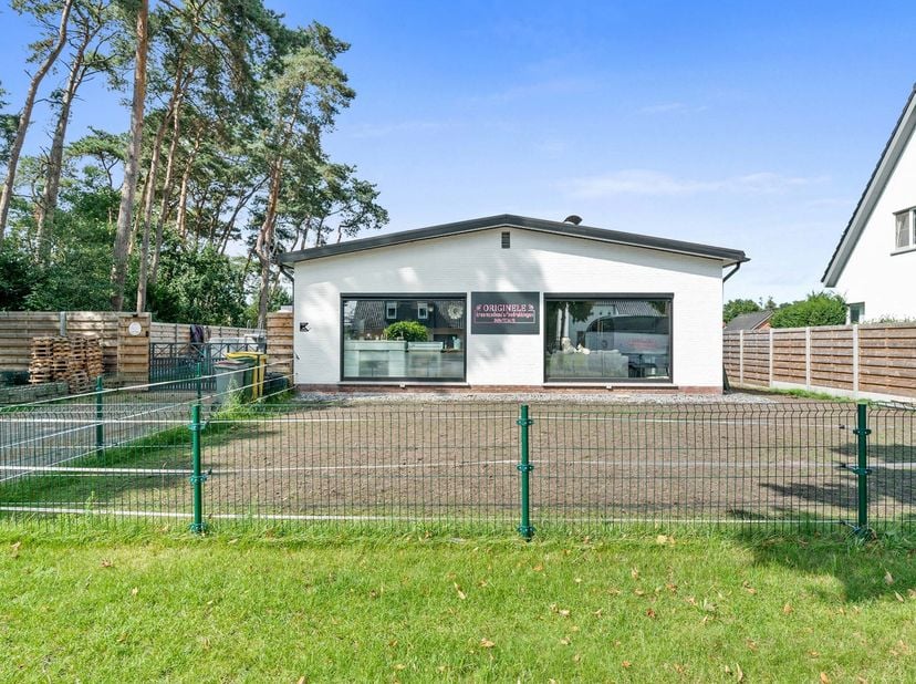 Gezellige gelijkvloerse woning met 4 slaapkamers &amp;amp; grote tuin – op 11 are<br />
Je komt binnen via een ruime inkomhal die toegang geeft tot de ver