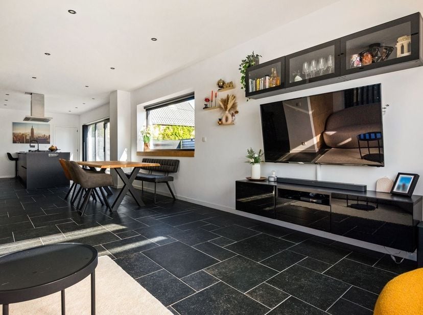 Deze instapklare woning is gelegen in het charmante Sint-Amands, een deelgemeente van Puurs-Sint-Amands. De woning geniet van een rustige en aangename