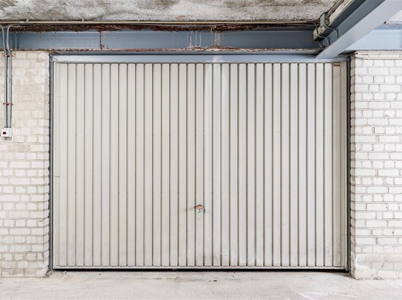 Garagebox te koop in hartje Hasselt <br />
Op zoek naar een veilige parkeerplaats of extra opslagruimte in het centrum van Hasselt? Deze goed gelegen