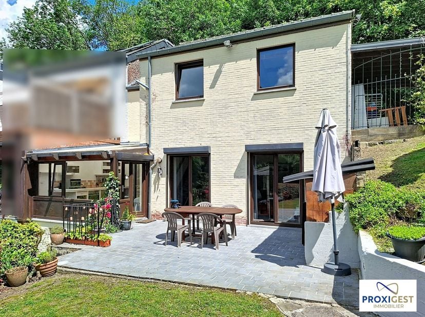 Découvrez cette charmante maison située dans un cadre exceptionnel ! Implantée au pied de la citadelle, elle allie le charme des promenades à la commo