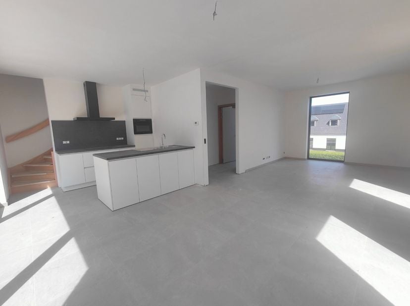 Deze duplexwoning biedt 3 slaapkamers, een hoogwaardige afwerking, duurzame technieken (vloerverwarming, lucht-waterwarmtepomp en zonnepanelen), een e