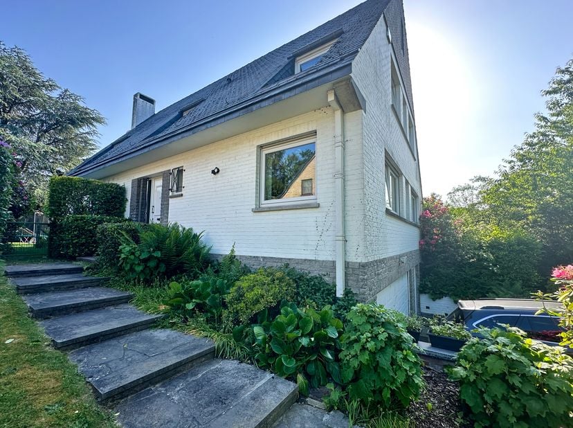 WATERLOO, wijk St John’s. Prachtige gemeubelde VILLA (5slpk/1badk/3dchk) met ±250 m² bewoonbare oppervlakte op een mooi aangelegd en bebost perceel. D