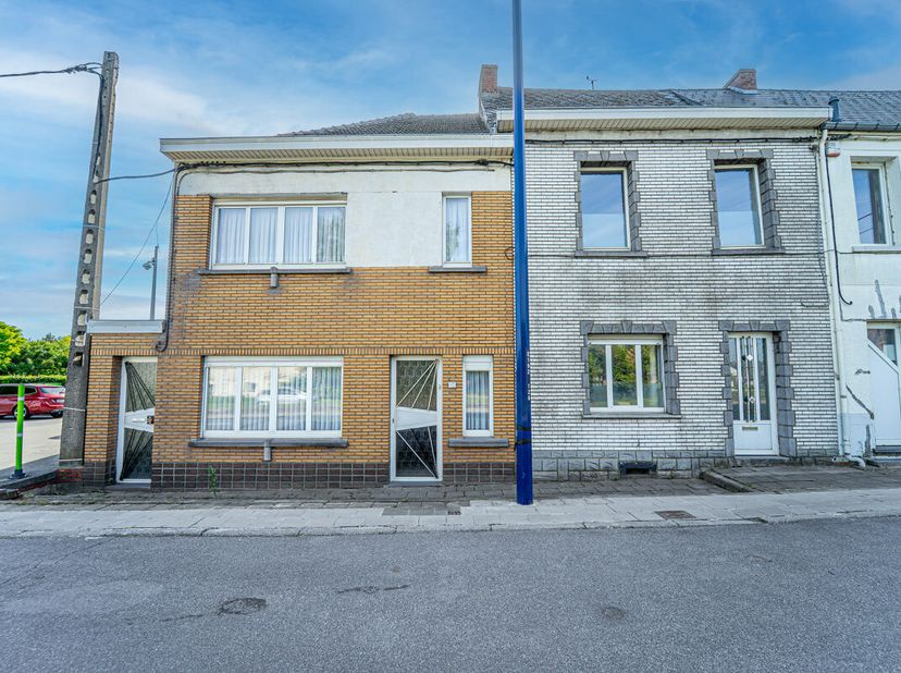 Bel ensemble de 2 maisons avec entrepôt et parking idéalement situé proches de toutes commodités. PEB E 416 kwh/m² 20260506019671 et F 462 kwhh/m² 202