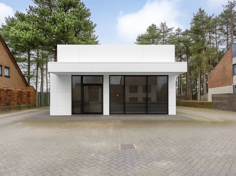 In Park Midden Limburg, tussen de recreatieparken Hengelhoef, Kelchterhoef en Bokrijk vinden we deze ruim handelspand met 2 extra vakantie woningen ac