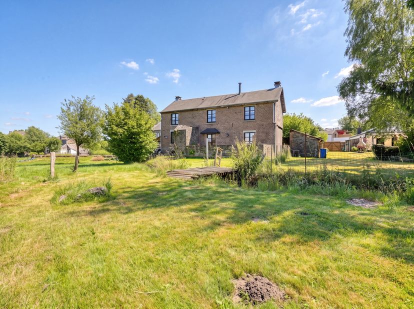 Charmante maison en pierre avec vue sur la campagne – Bièvre<br />
Située au calme, en retrait de la rue tout en étant au cœur de Bièvre, cette authen
