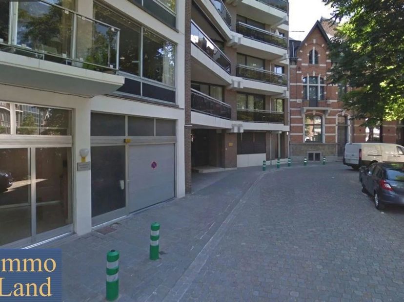 - Deze garage is gelegen in een appartementsgebouw, gelegen op het Guldensporenplein te Hasselt, dat grenst aan de kleine ring, ter hoogte van het Kol