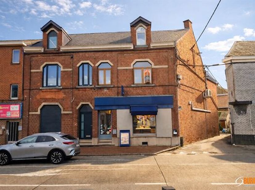 Opportunité investisseur !<br />
Immeuble de rapport- composé dun rez-de-chaussée commercial et dun appartement 2 chambres, le tout actuellement loué