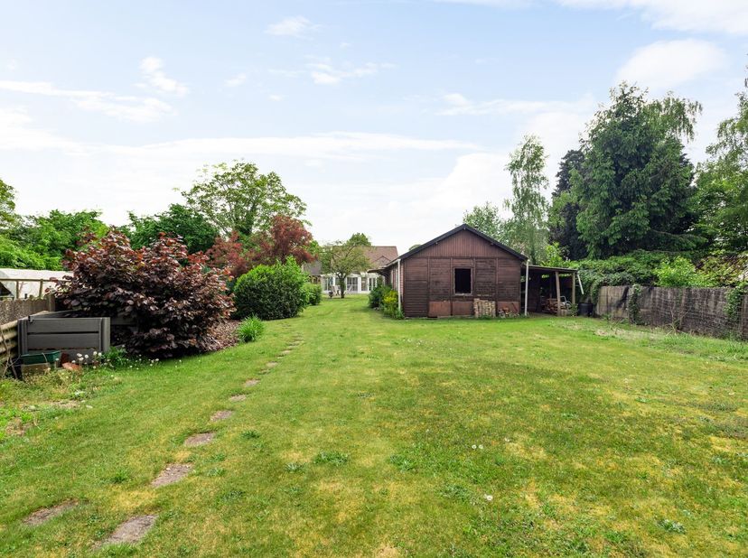 Laagbouwwoning op 13a 86ca<br />
<br />
Deze woning dateert van 1992 en bevindt zich in een goede staat van onderhoud.<br />
<br />
Ligging: Rusti