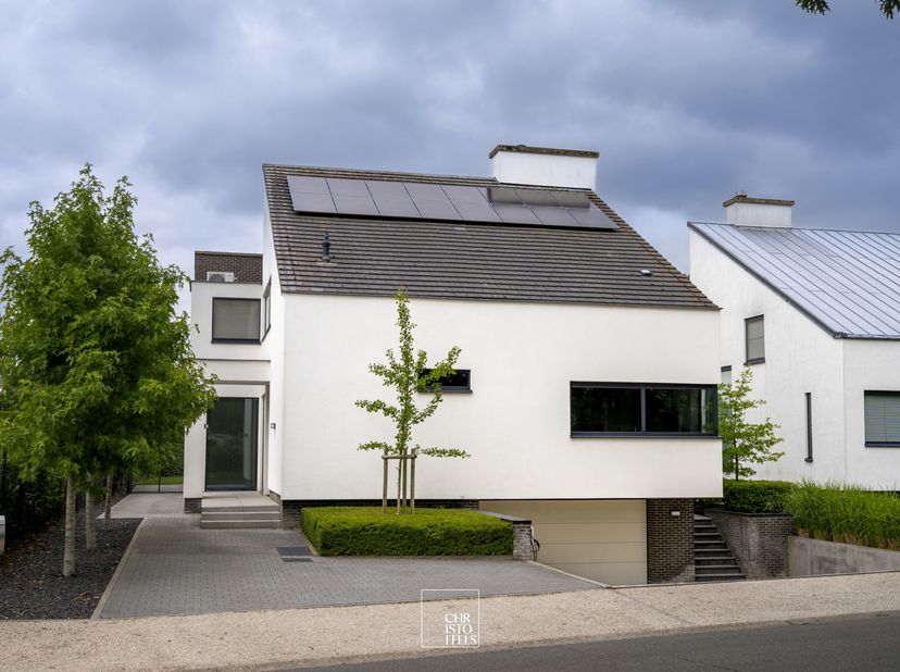 INDELING <br />
Bij het betreden van deze villa wordt u verwelkomd in een royale inkomhal met gastentoilet en vestiaire. Vanuit de hal bereikt u de ee