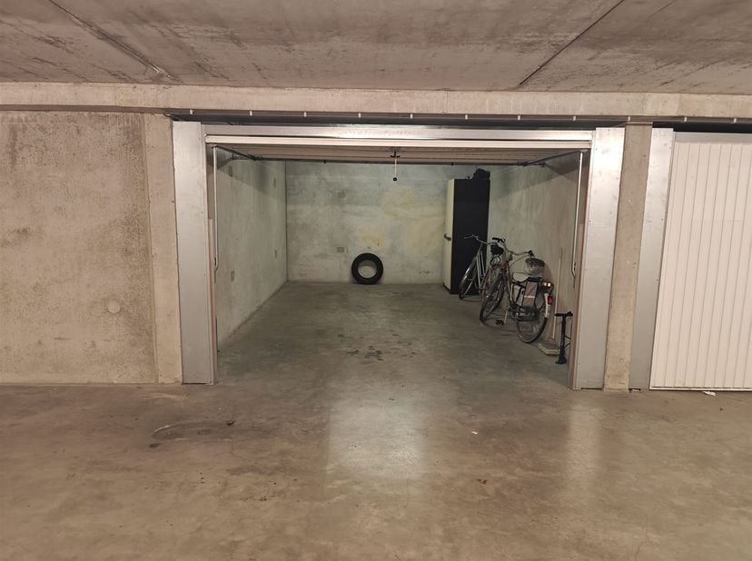 Te koop: Gesloten garage op verdieping -1 in residentie Golf Azur<br />
<br />
Deze ruime gesloten garage is gelegen op verdieping -1 van residentie