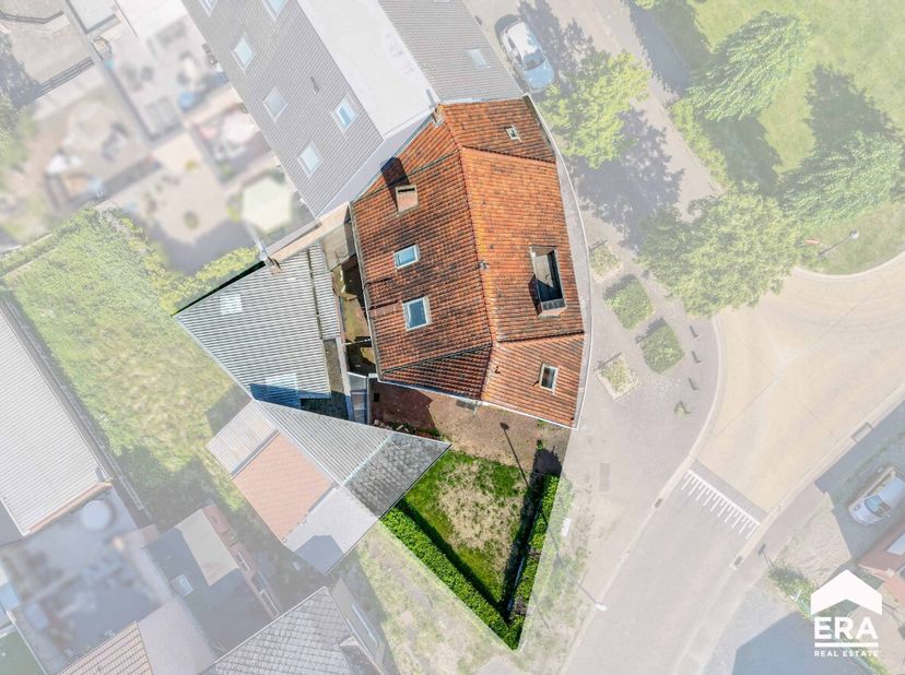 Te koop: uniek opbrengsteigendom/handelshuis in het centrum van Zonhoven, met 270 m² bewoonbare oppervlakte en tal van mogelijkheden. Deze halfopen wo