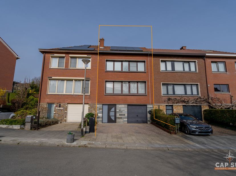 SOUS OPTION ! Braine-l’Alleud – Cap Sud vous propose cette lumineuse maison unifamiliale entièrement rénovée, implantée sur un terrain de 1a96ca. Elle