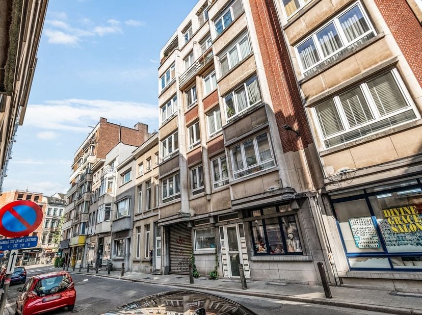Ligging: Het appartement is gelegen aan de Bisschopstraat 19 bus 1 in de levendige wijk Antwerpen-Noord. De locatie biedt een vlotte bereikbaarheid da