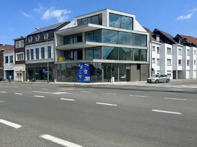 Bent u op zoek naar een commerciële ruimte met maximale visibiliteit en een uitstekende bereikbaarheid? Dit casco handelspand, gelegen vlak aan het st