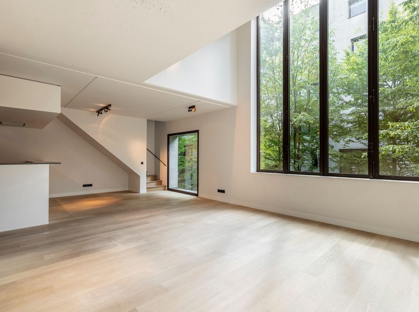 Gelegen in het prestigieuze Project Kanaal van Axel Vervoordt vindt u dit uitzonderlijk duplexappartement, waar modern comfort en verfijnd design hand