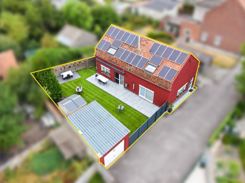 Op zoek naar een volledig instapklare woning waar je zonder zorgen je intrek kunt nemen? Deze charmante, gerenoveerde gezinswoning in een rustige, doo
