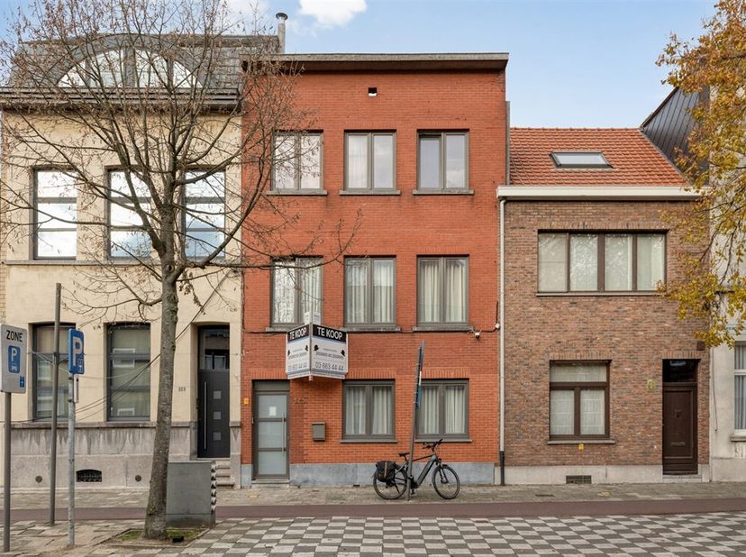 Unieke woning met 2 appartementen, tuin en terras op toplocatie<br />
Op de geliefde Jules Moretuslei vindt u deze volledig gerenoveerde woning, inger