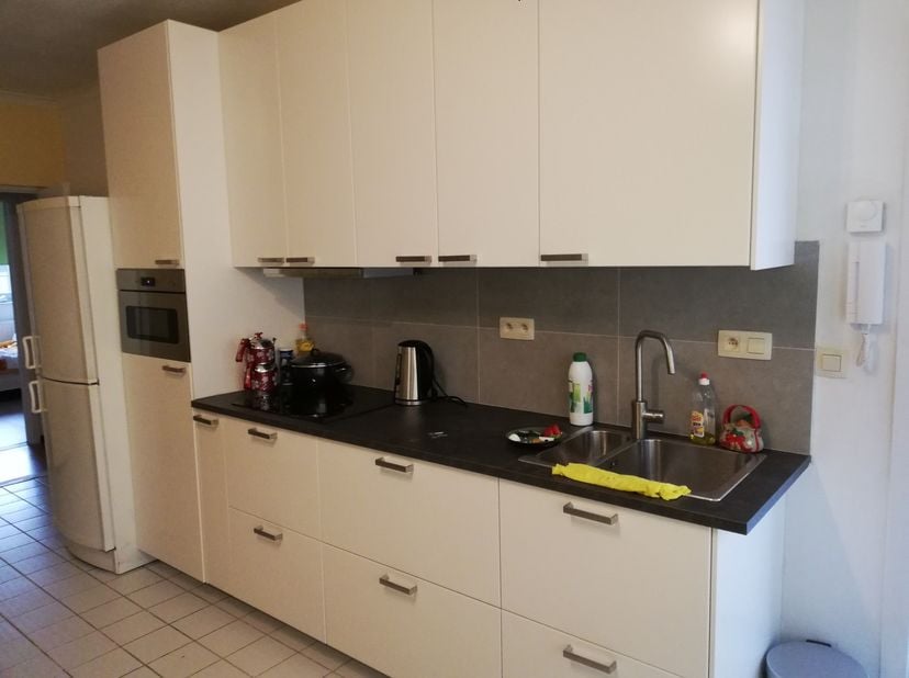 Ruim appartement, rustig gelegen nabij het centrum van Lanaken. Het appartement omvat een grote woonkamer met keuken (30m2), drie slaapkamers, badkame