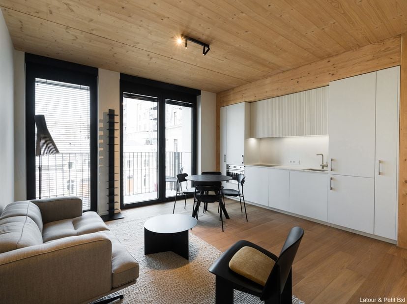 BRUSSEL – Op een uitstekende locatie nabij het Kasteleinsplein en de Louizalaan, lichtrijke NIEUWE studio (0 slpk/1 doucheruimte), gemeubeld of ongeme