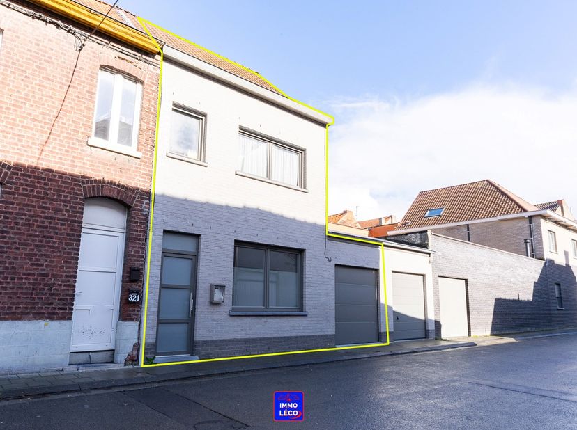 Au rez-de-chaussée : Hall d'entrée, spacieux et lumineux séjour (salon, salle à manger), cuisine équipée ouverte, WC, accès direct à un garage pour un
