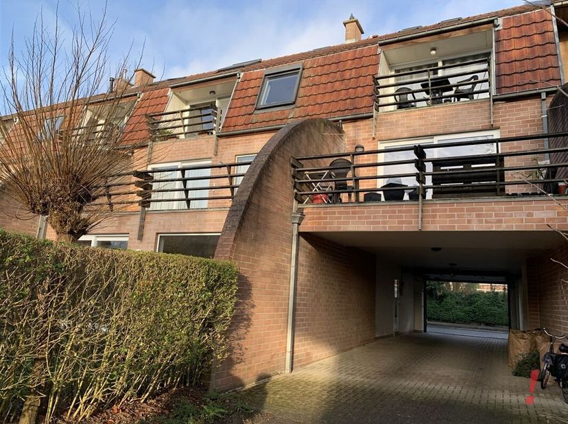 Garage box situé au rez-de-chaussée. Le garage dispose d'un<br />
La propriété est idéalement située à proximité de la gare, des magasins et du centre