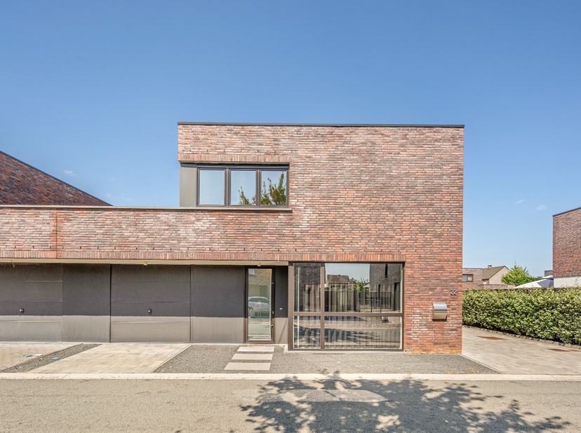 Deze duurzame gezinswonng werd opgetrokken in een strakke architectuur en combineert comfort, stijl en duurzaamheid. <br />
Met een energielabel A en