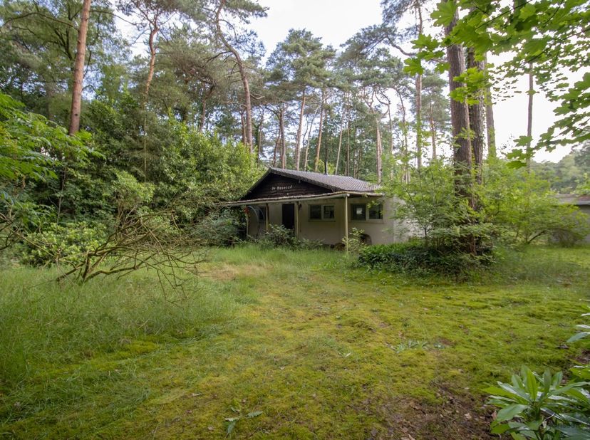 Bungalow avec 2 chambres à coucher sur un terrain de 885 m².<br />
<br />
PAS DE RÉSIDENCE PERMANENTE AUTORISÉE !  <br />
<br />
Bungalow de plain
